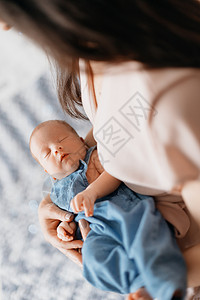 新生儿在他母亲的怀抱中睡着了感情高清图片素材