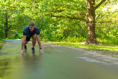 一名男子运动员在户外的公园里跑步 在森林周围 橡树绿草年轻持久的运动员跑步运动 锻炼慢跑适合人运动 树木人 秋季能量交叉 跑步者背景图片