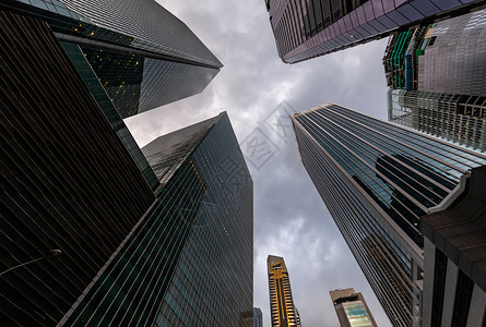 新加坡金融区摩天大楼的玻璃花板 夜幕阴云 底视 透镜宽广 市中心 无标识大公司建筑等 没有标志场景反射建筑物景观天空窗户地标公司背景图片
