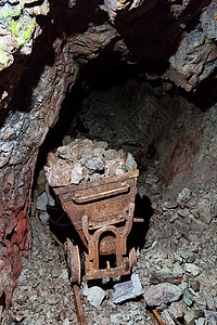 旧的废弃矿石矿 鲁斯提电车 矿物开采地下高清图片素材