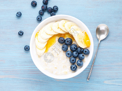 含香蕉 蓝莓 辣椒种子 果酱 蓝木本底蜂蜜的燕麦 健康的早餐 顶级风景蓝色的高清图片素材