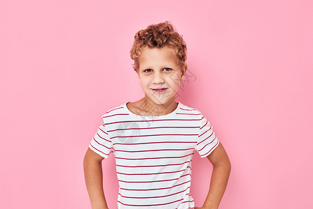 穿着临时T恤衫的可爱男孩积极生活方式粉色的高清图片素材