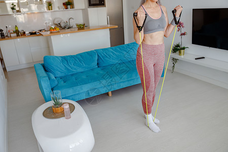 在家用健身绳锻炼运动的体育妇女高清图片