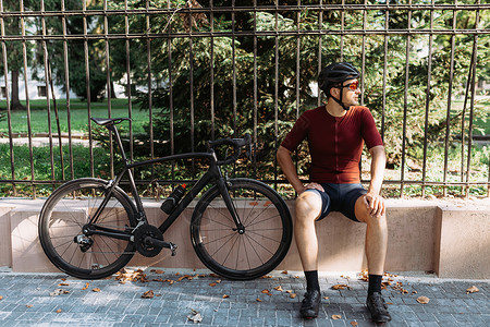 锻炼后户外放松的康乐运动选手骑自行车背景