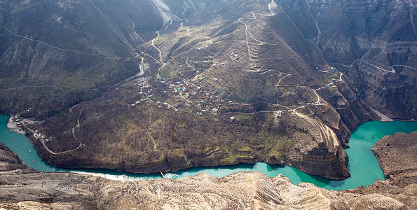 苏拉克峡谷是世界上最深的峡谷之一冒险岩石自然远足悬崖天空游客旅游环境踪迹背景图片