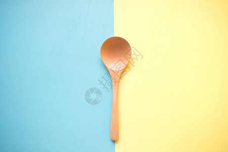 浅黄色背景的木制餐具叉厨房奢华刀具饭馆勺子黄色金属背景图片