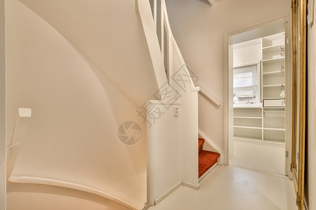 白色的螺旋楼梯入口公寓地面风格建筑学地毯脚步房子门厅装饰背景图片