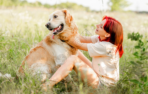 带着金色猎犬的少女女孩宠物乐趣友谊快乐头发女性幸福青少年动物公园背景图片