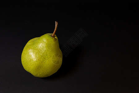 黑暗背景的绿色绿梨小吃收成营养水果饮食食物农业镜面季节健康背景图片