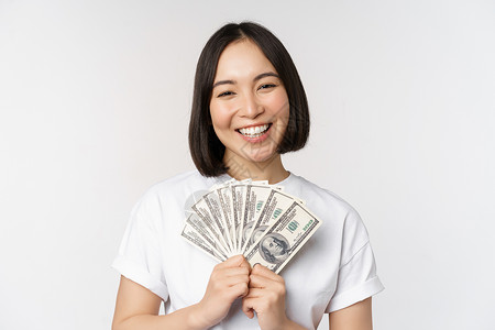 小额信贷字体带着美元钱 小额信贷概念 金融和现金 站在白种背景之上的微笑着的亚洲女性妇女形象的肖像情绪情感互联网工作室女朋友横幅企业家女士大背景