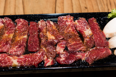 韩国传统风格的新鲜猪肉牛肉肚子BBQ肋骨烹饪烧烤自助餐蔬菜食物美食菜单盘子炙烤可口高清图片素材