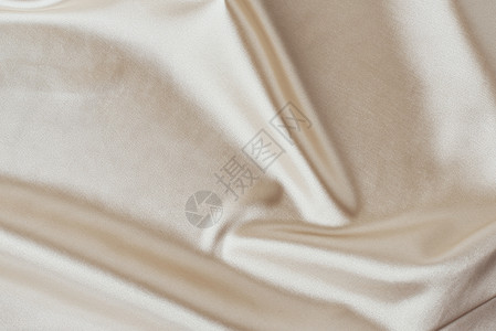 金色光丝绸背景折叠 纹理的西边表面抽象纹理窗帘海浪织物天鹅绒艺术柔软度波纹墙纸奢华帆布背景图片