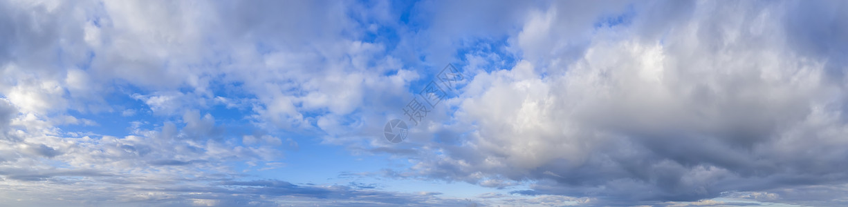 蓝天的全景和乌云背景图片