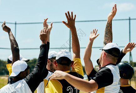 如果你要尽力而为 请举手 白天站在球场上时 一群年轻的棒球运动员举起双臂欢呼的镜头当代的高清图片素材