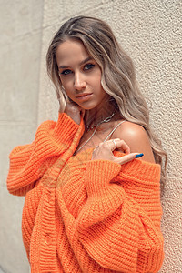 橙色毛衣美丽的卷曲高清图片