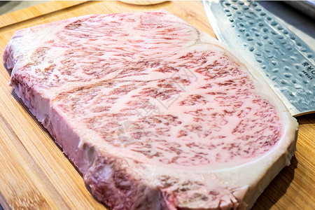 甲5型Wagyu A5型牛肉的许多部分含有高分辨率浮标纹理晚餐美食花纹餐厅生肉肉片炙烤牛肉食物烹饪背景图片