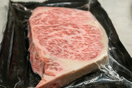 甲5型Wagyu A5型牛肉的许多部分含有高分辨率浮标纹理花纹生肉食物炙烤晚餐肉片烧烤美食盘子大理石背景图片