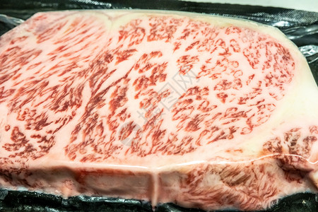 寿字花纹甲5型Wagyu A5型牛肉的许多部分含有高分辨率浮标纹理炙烤烧烤烹饪厨师晚餐大理石肉片餐厅牛肉盘子背景