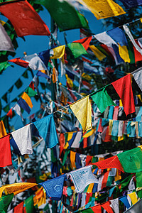 六字真言印度喜马查尔邦McLeod Ganj的佛教祈祷旗佛教徒经幡考拉旗帜咒语复合体真言宗教祷告背景