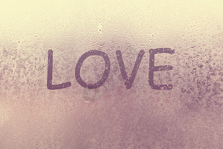 卡贴素材带字爱字和心形是用手指在雾蒙蒙的窗户玻璃上画出来的 情人节 情人卡创意 模糊爱情符号绘图 模糊背景 二月是一个月的爱 概念背景