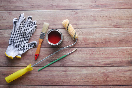 桌上的油漆刷 手套和油漆家务空白画家罐装梯子工具背景图片