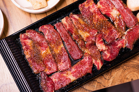 韩国传统风格的新鲜猪肉牛肉肚子BBQ蔬菜美食烧烤肋骨炙烤烹饪菜单盘子自助餐食物安格斯高清图片素材