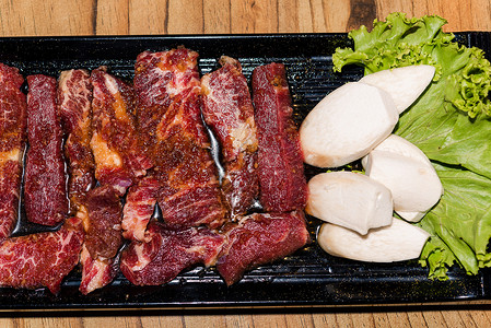 韩国传统风格的新鲜猪肉牛肉肚子BBQ肋骨烹饪炙烤食物烧烤盘子菜单自助餐蔬菜美食烤肉高清图片素材