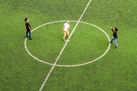 24 2017年在学校足球场Apirl 24号课间休息时在Apirl玩耍的不明身份儿童白色活动乐趣操场足球娱乐草地绿色闲暇男生背景图片