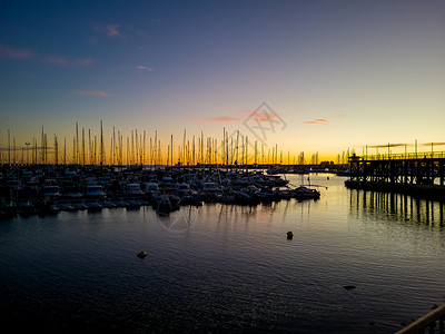 地中海 晚上的游艇船坞 太阳落山了帆船日落港口日出海洋天空航行反射背景图片