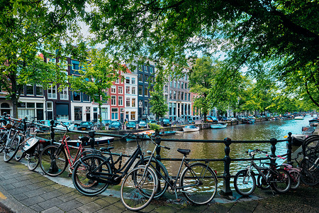 阿姆斯特丹运河 在桥上装有船只和自行车运河地标旅行街道景观胜地陆运建筑学运输旅游背景图片