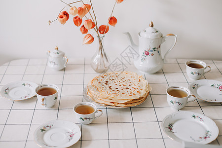 一套陶瓷杯具敬茶礼仪早晨高清图片