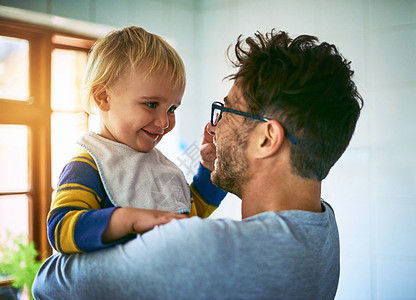 你是最好父亲最好的是你爸爸 一个单身父亲在家抱儿子的镜头被割伤了 -背景