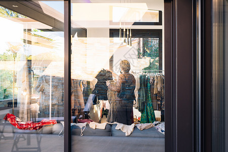商店的窗户 购物概念 从外面看到衣物店内有两名妇女贸易高清图片素材