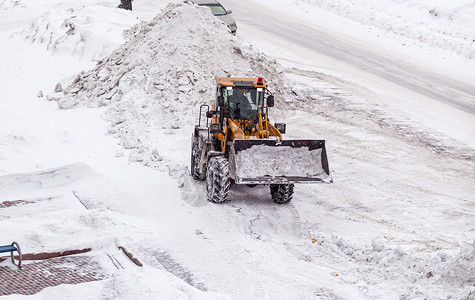 清扫和清理城市道路 以摆脱冬季的积雪降雪雪堆卡车刮刀车辆司机行动暴风雪装载机车轮背景