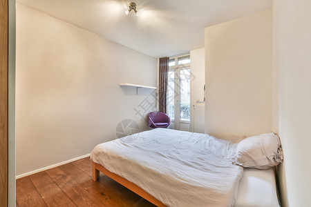 一间小卧室的内部公寓奢华压板窗户毯子住宅财产装饰房子风格背景图片