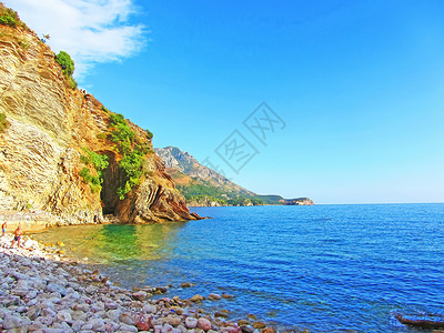 水与石头在黑山的海岸 岩石海岸与亚得里亚海的海滩 在一个阳光明媚的日子 美丽的景色照片壁纸 海边 野生自然海海洋全景天空地标风景悬崖蓝色背景