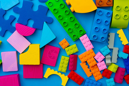 蓝色背景的多彩玩具构造器件( 多色块)背景图片