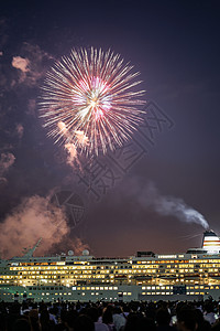 丽星邮轮豪华船和烟花展示车辆巡航暮光焰火夜空交通港口夜景蓝天海洋背景