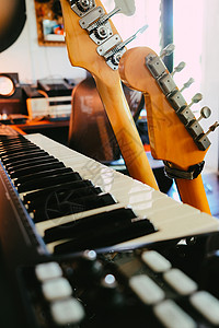 爵士音乐吉他和工作室设备吉他手音乐家娱乐音乐麦克风键盘音频摇滚乐队摄影背景