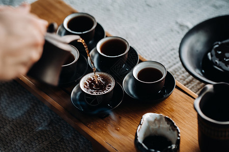 在一家大公司举行茶仪式时 为茶会特写倒茶陶瓷太阳神菜肴木头开水浓茶茶壶文化茶杯杯子背景图片