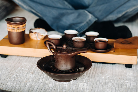 准备和一家大公司举行茶茶仪式茶杯太阳神文化餐具杯子浓茶植物开水传统陶瓷背景图片