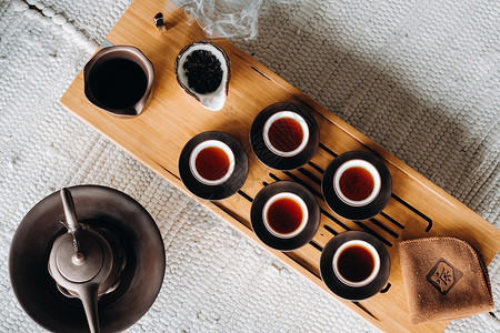 准备和一家大公司举行茶茶仪式杯子茶壶传统茶杯太阳神浓茶文化植物陶瓷开水背景图片