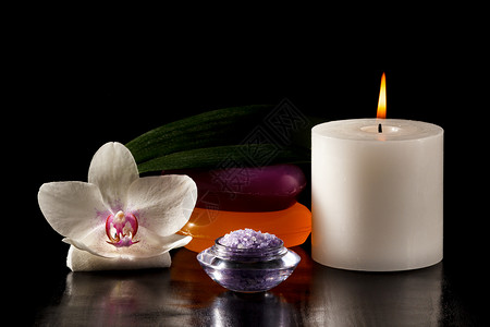 花兰花 蜡烛 香烛 肥皂和海盐 用于黑色背景的温泉程序背景图片
