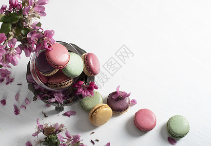 长着彩色马卡龙和粉红苹果树花的春生幸福香味花朵小吃压痛蛋糕早餐咖啡食物巧克力背景图片