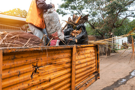 固体垃圾在尼加拉瓜马那瓜的一个贫困社区 一名市政工人在一辆卡车上收集垃圾 中美洲固体废物管理理念背景