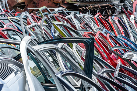 商业秀场在汽车垃圾场的不同彩色车门发动机商业金属垃圾院子回收破坏碎片事故车辆背景