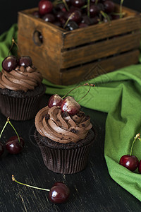 绿色盒子蛋糕美味巧克力蛋糕夹樱桃和一盒黑背景的红樱桃木箱浆果甜点香草黑色盒子食物手工面包熟食绿色背景