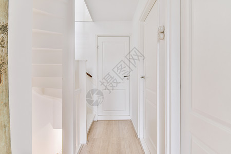 白色走廊带楼梯和门的狭窄浅走廊背景