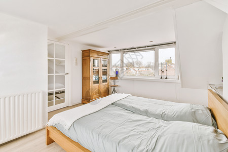 带窗户的轻型曼萨墙卧室房子木地板公寓家具组织家庭住宿散热器木头白色背景图片