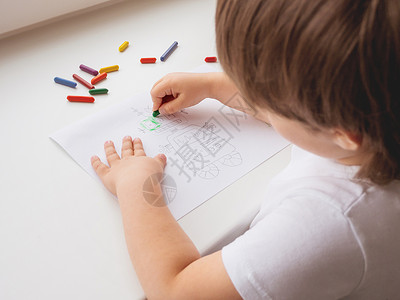 陶德勒画多彩的机器人 孩子用蜡笔来油漆它 涂色页面来训练精巧的运动技能背景图片